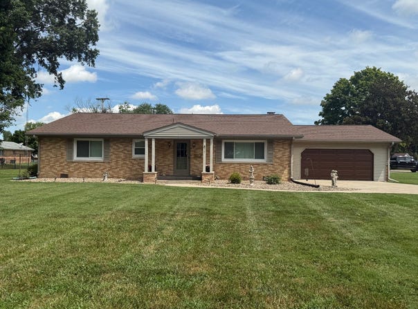 417 Montgomery Circle, Carmi, IL 62821