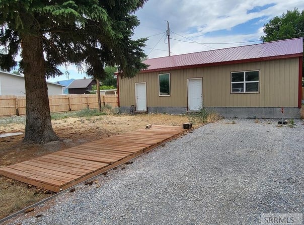 207 W College Street, Mackay, ID 83251