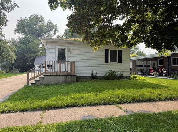 322 ADAMS Avenue, OMRO, WI 54963
