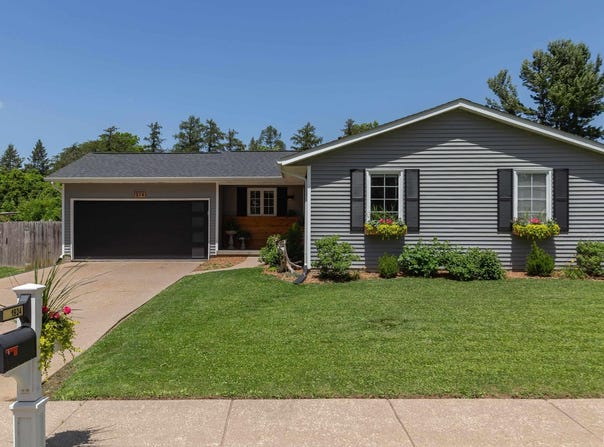 1924 E RUSHOLME Street, Davenport, IA 52803