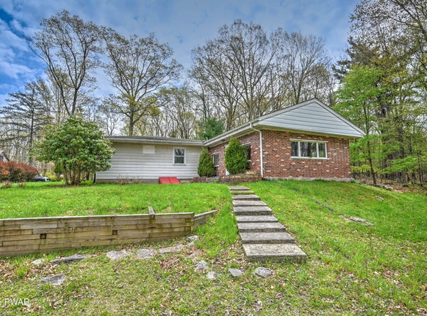 207 Sunset Hill Road, Hawley, PA 18428