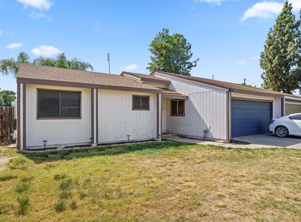 1437 W Walnut Avenue, Visalia, CA 93277