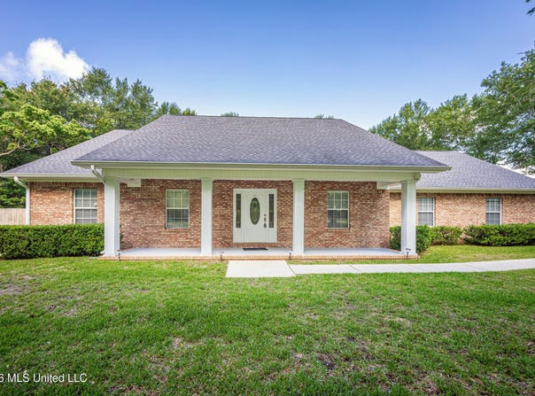 13813 Puerto Drive, Ocean Springs, MS 39564