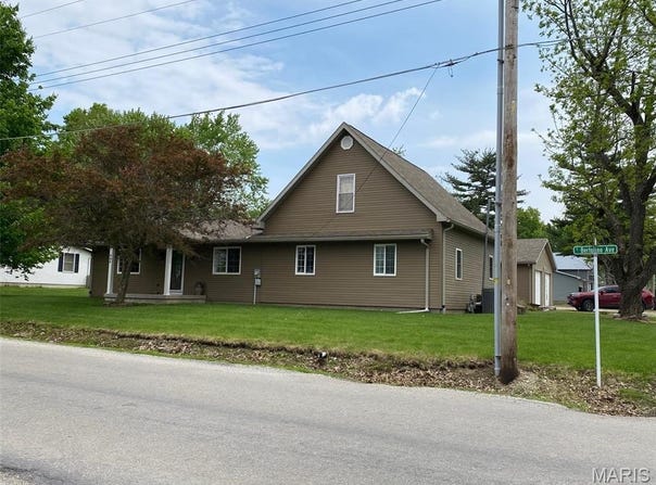 506 E Bertolino Avenue, Nokomis, IL 62075