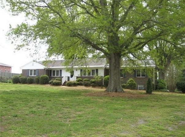 366 General Puller Highway, Saluda, VA 23149