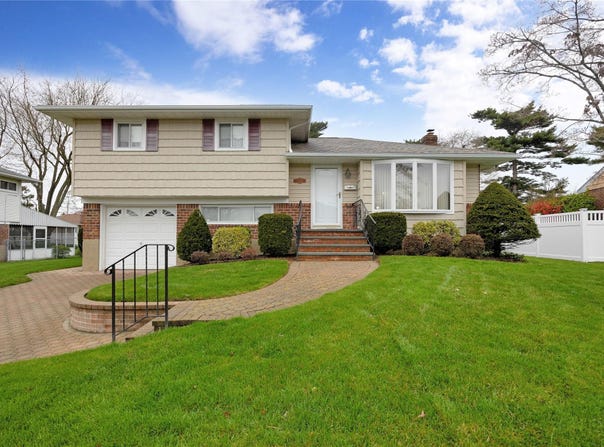 21 Lee Drive, Farmingdale, NY 11735