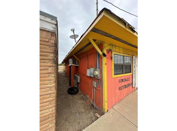 1407 Grand Ave, Big Wells, TX 78830