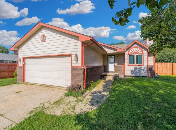 815 N Meadow Rd, Valley Center, KS 67147