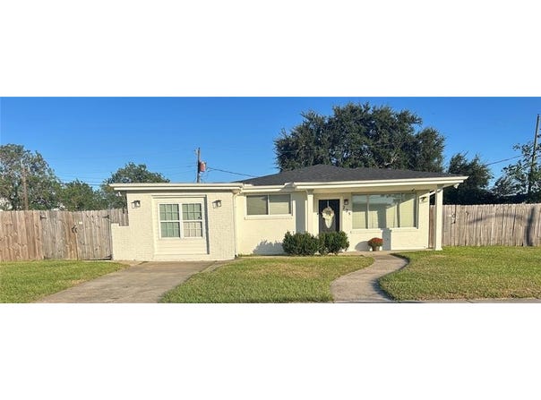 225 NUTRIA Drive, Arabi, LA 70032