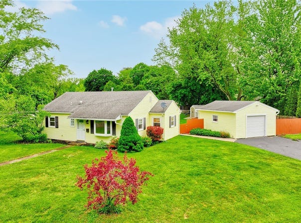 160 Iroquois Street, Webster, NY 14580
