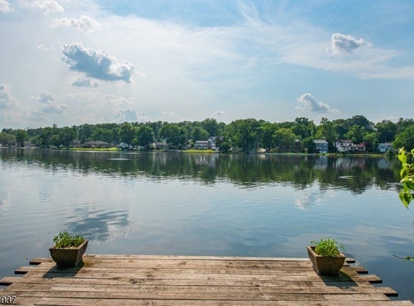77 Lake Dr E, Wayne Twp., NJ 07470-4229