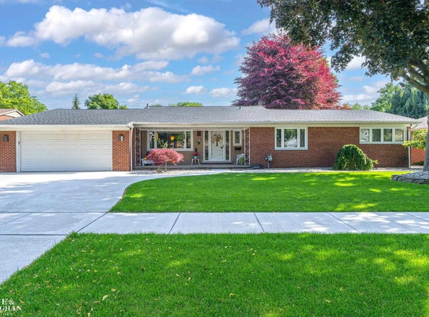 528 Hidden, Grosse Pointe Woods, MI 48236