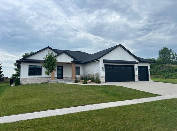 214 Williams Dr, Marion, IA 52302