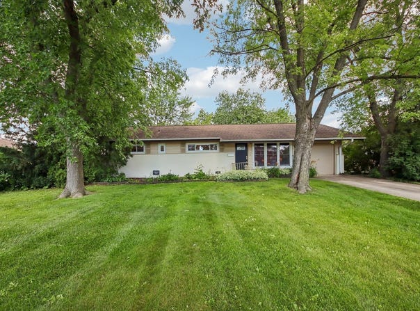 320 Illinois Boulevard, Hoffman Estates, IL 60169