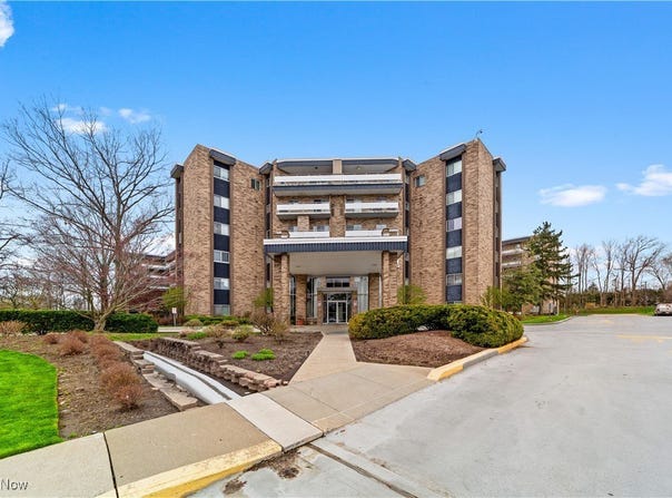 2112 Acacia Park Drive unit: 524, Lyndhurst, OH 44124