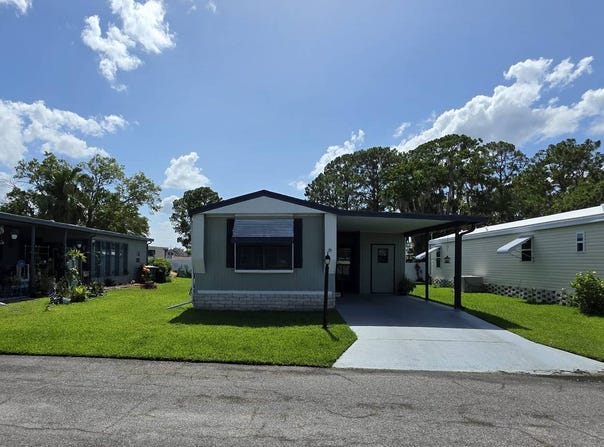 8 Royal Dr, Eustis, FL 32726