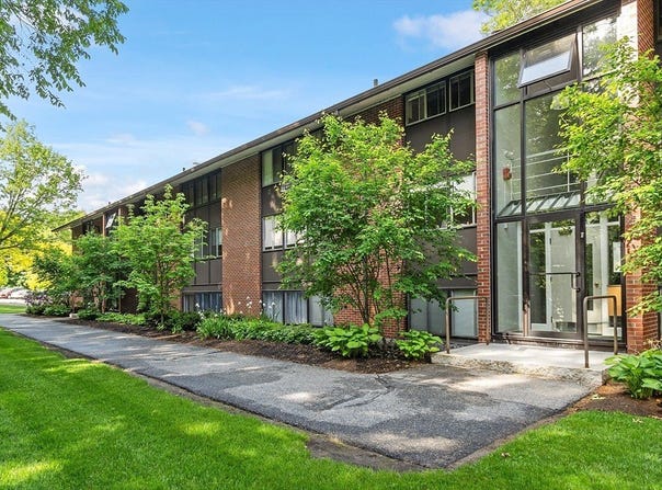 7 Longwood Dr, Andover, MA 01810