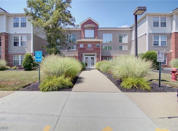 23004 Chandlers Lane, Olmsted Falls, OH 44138
