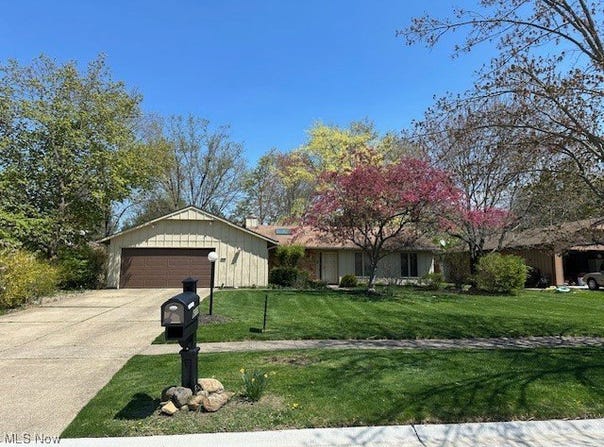 6119 Oakwood Circle, North Ridgeville, OH 44039