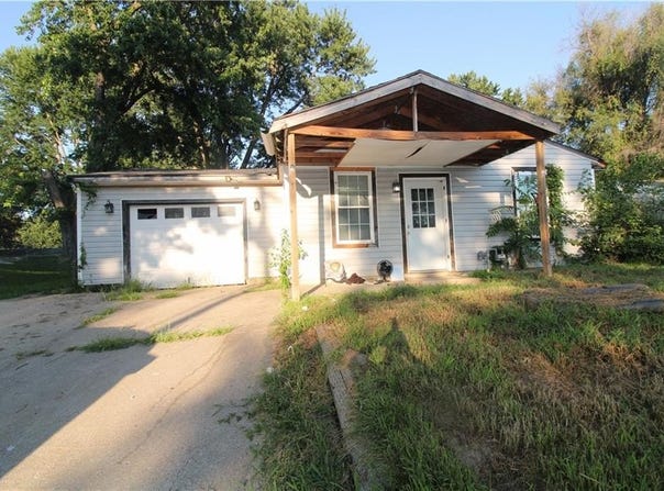 3305 S Leonard Road, St Joseph, MO 64503