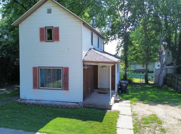 915 S 5TH Street, Clinton, IA 52732