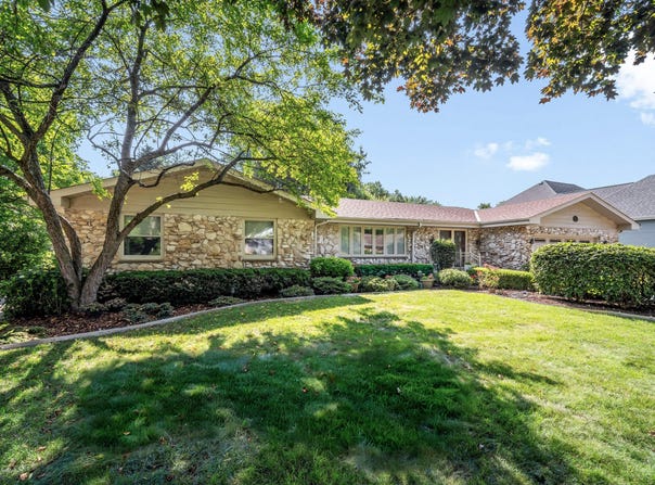 7354 N Braeburn Ln, Glendale, WI 53209