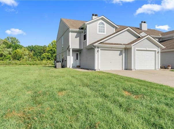 5776 NW Plantation Circle, Lee's Summit, MO 64064