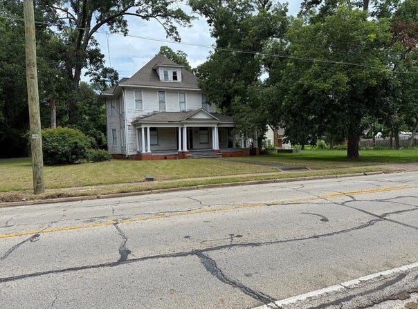 906 E Houston Avenue, Crockett, TX 75835