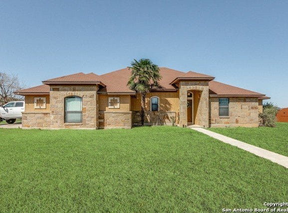 1758 Crooked Creek Dr, Pleasanton, TX 78064