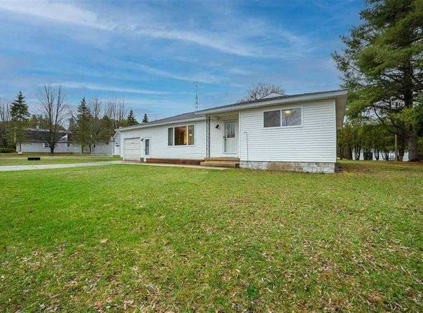3823 Sweetbrier, Charlevoix, MI 49720