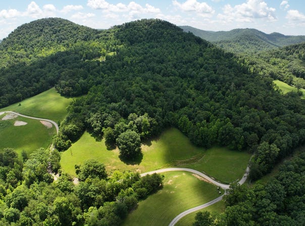 1705 ROUND MT Road, Irvine, KY 40336