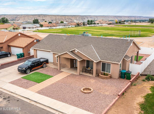 805 MESA VISTA Drive, Farmington, NM 87401