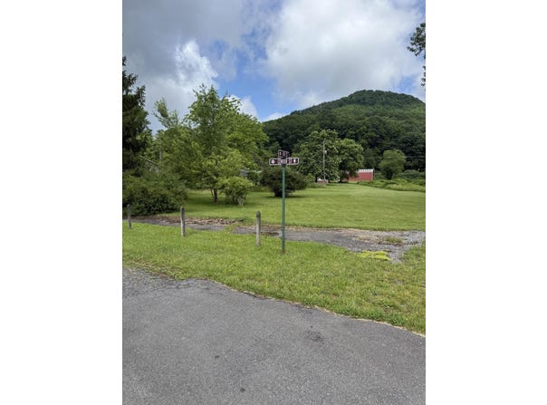 4th St, Rainelle, WV 25962