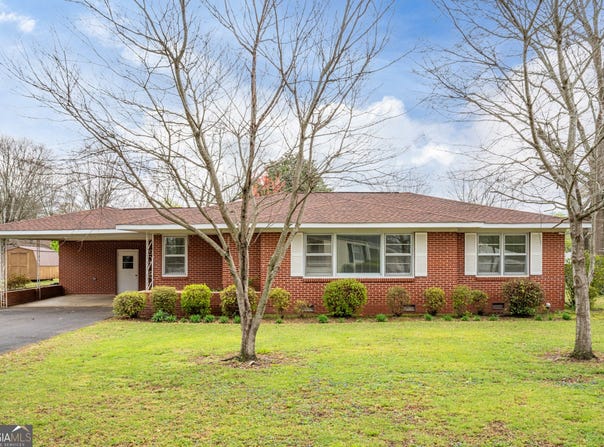 210 Auburn, Centre, AL 35960