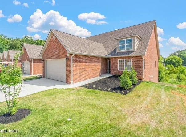 1160 Meadow Walk Lane, Lenoir City, TN 37772