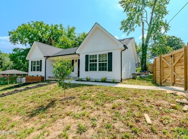 229 Edgewood Ave, Clinton, TN 37716