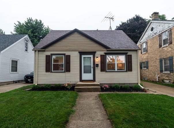7632 Livingston Ave, Wauwatosa, WI 53213