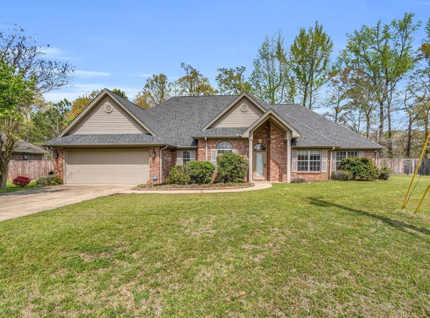 120 Acorn Dr, Columbus, MS 39705