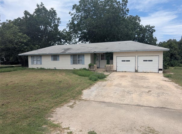 201 W Eckhart Ave, Thrall, TX 76578