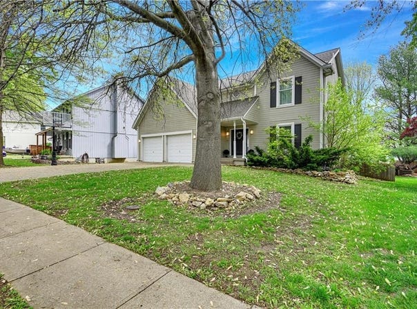 1721 NE Debonair Drive, Lee's Summit, MO 64086
