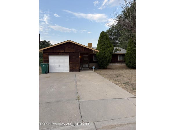 212 PADILLA Drive, Farmington, NM 87401