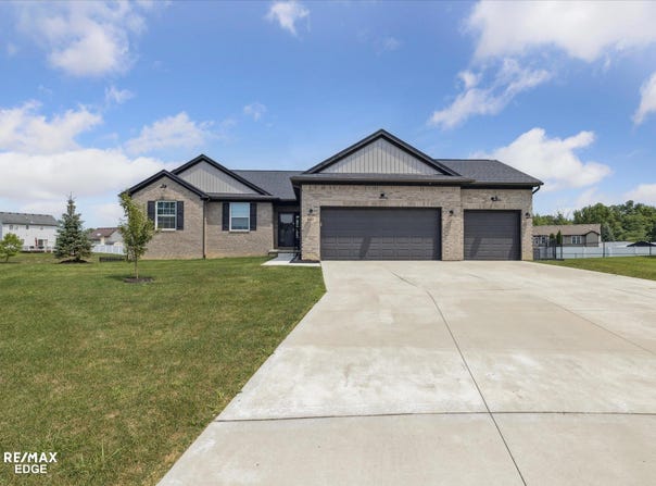 8185 Hidden Cove, Grand Blanc, MI 48439