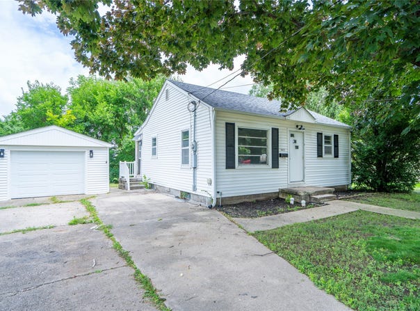 1402 N 7th Avenue W, Newton, IA 50208