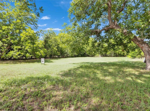 900 Trinity ST E, Lockhart, TX 78644