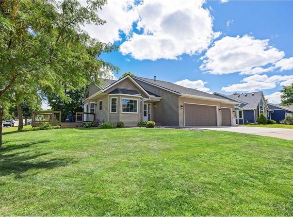 7907 Upper 26th Street N, Oakdale, MN 55128