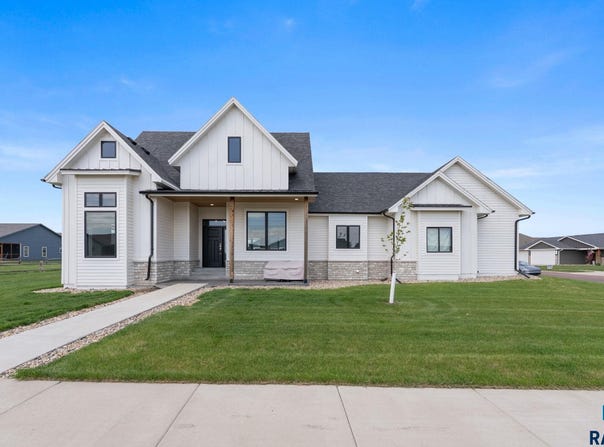 203 Central Cir, Sioux Falls, SD 57032