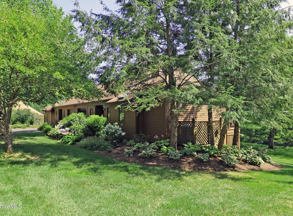 19 Hawthorne Rd, Stockbridge, MA 01262