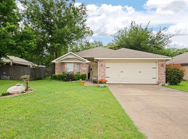 1133 Darren Drive, Burleson, TX 76028
