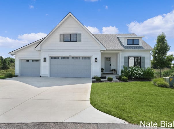 730 Stonebriar Circle, Grandville, MI 49418