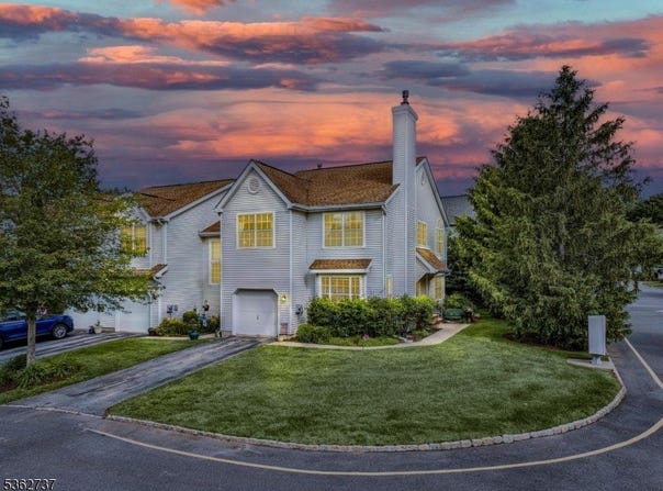 17 Willow Circle, Hamburg Boro, NJ 07419-1018